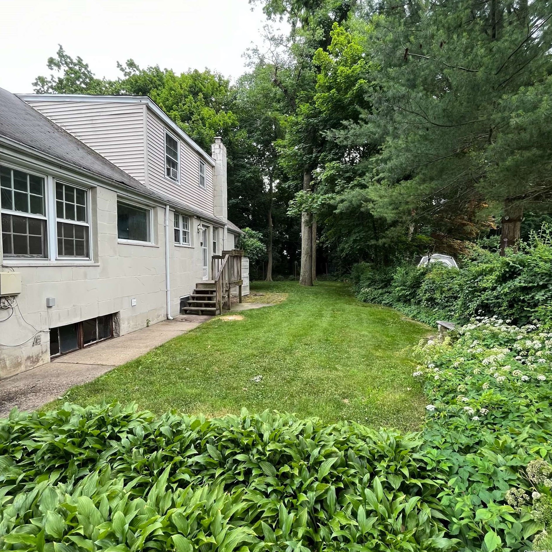 108 Fairview Ave, Port Washington, NY 11050-4040