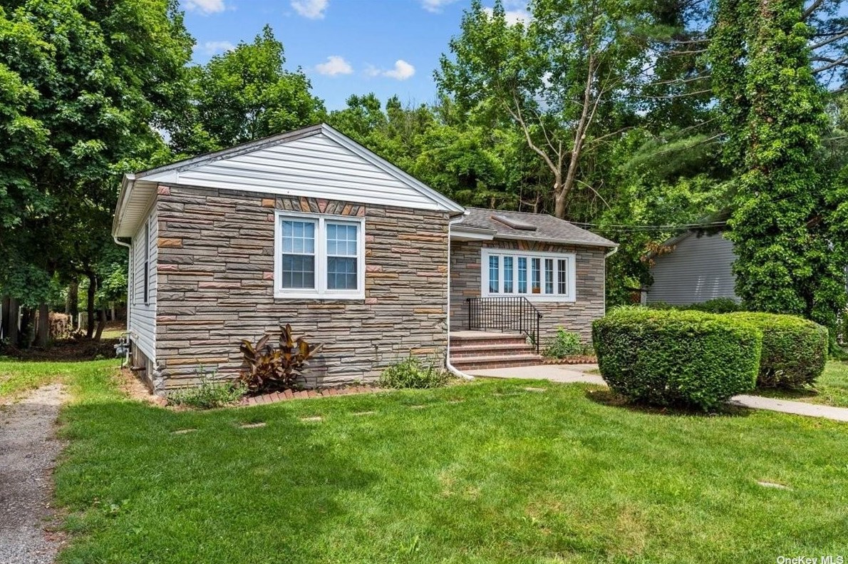 11 Lincoln Ave, Wheatley Heights, NY 11798