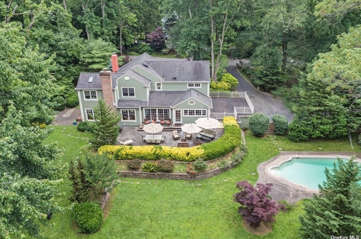 2 Sycamore Dr, Port Washington, NY 11050-1133