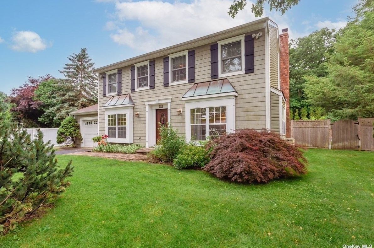 35 Amsterdam Rd, Smithtown, NY 11787-3101