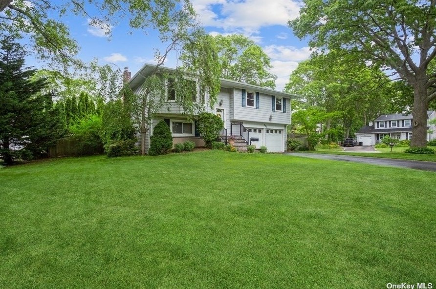 285 Sunrise Dr, Sayville, NY 11782-2027