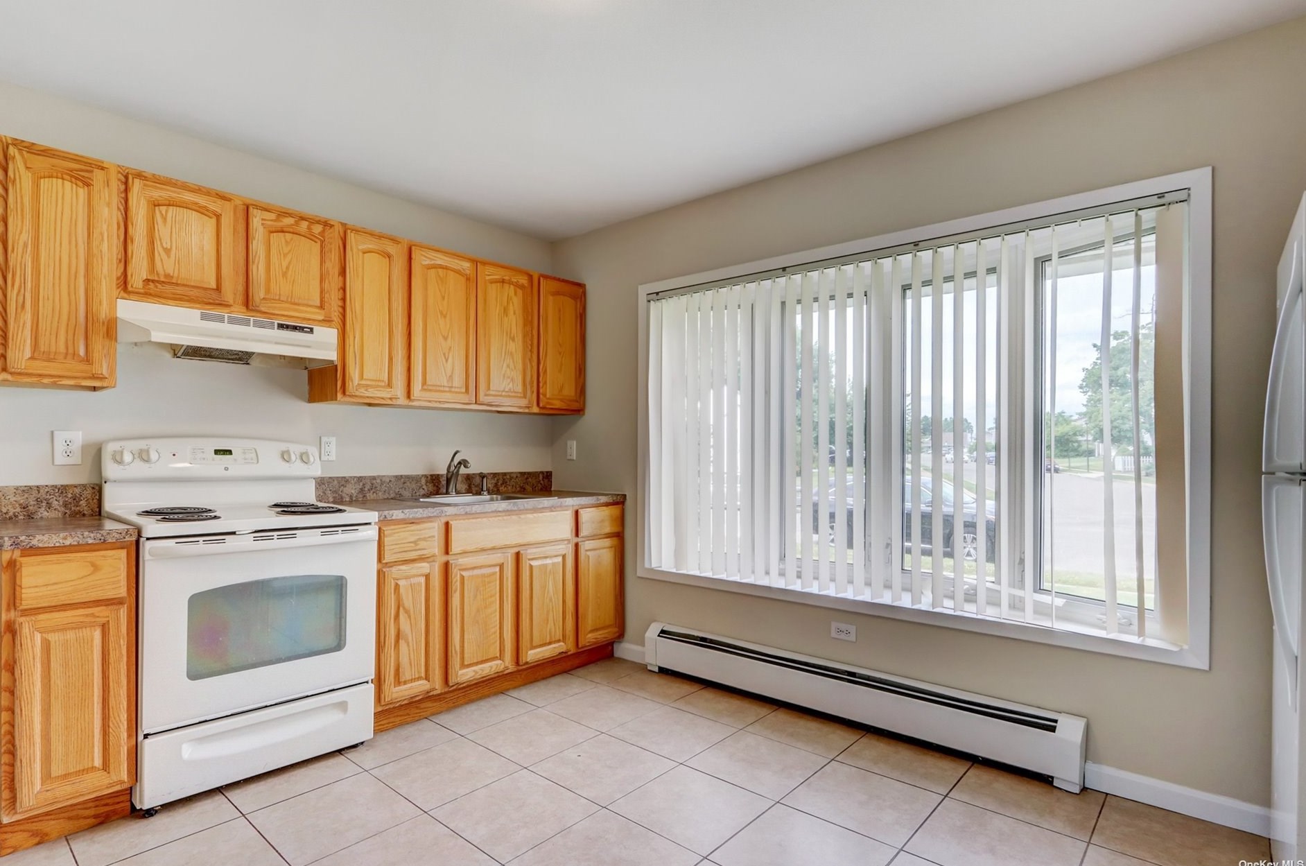 67 Blackbird Ln, Plainedge, NY 11756-2136