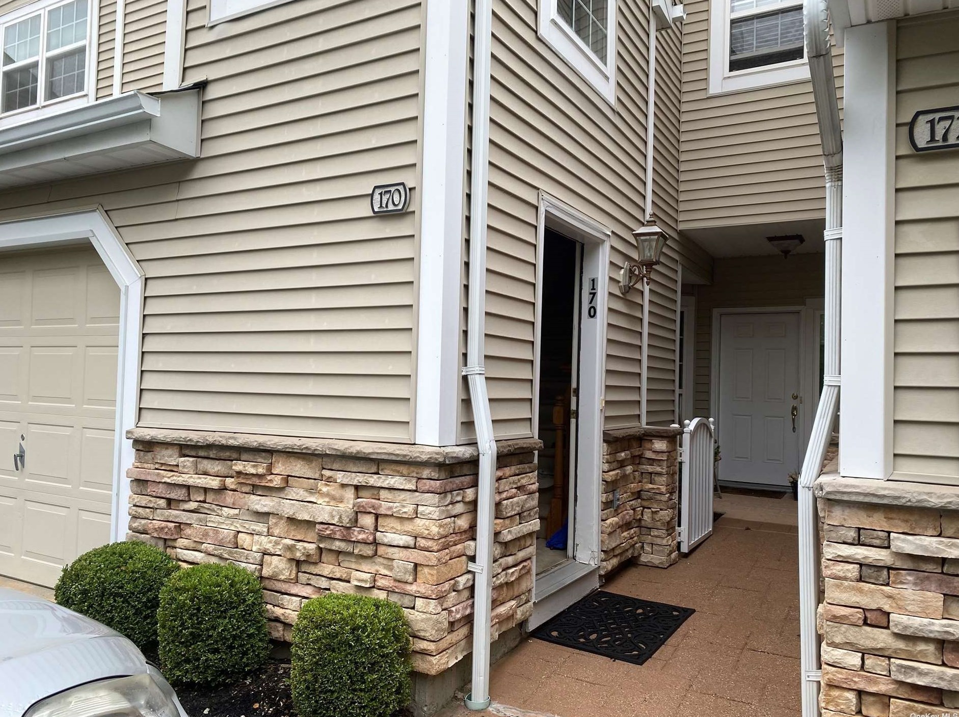 170 Carriage Ln #224, Hicksville, NY 11803