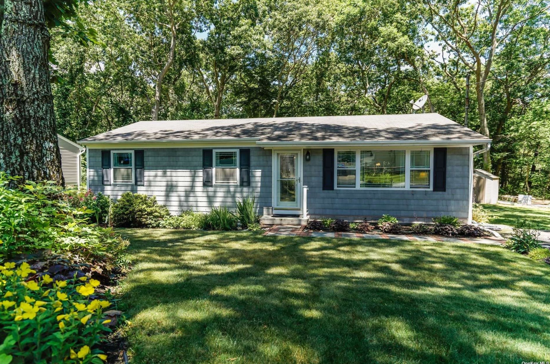 7 Lexington Ave, Canaan Lake, NY 11772-1011