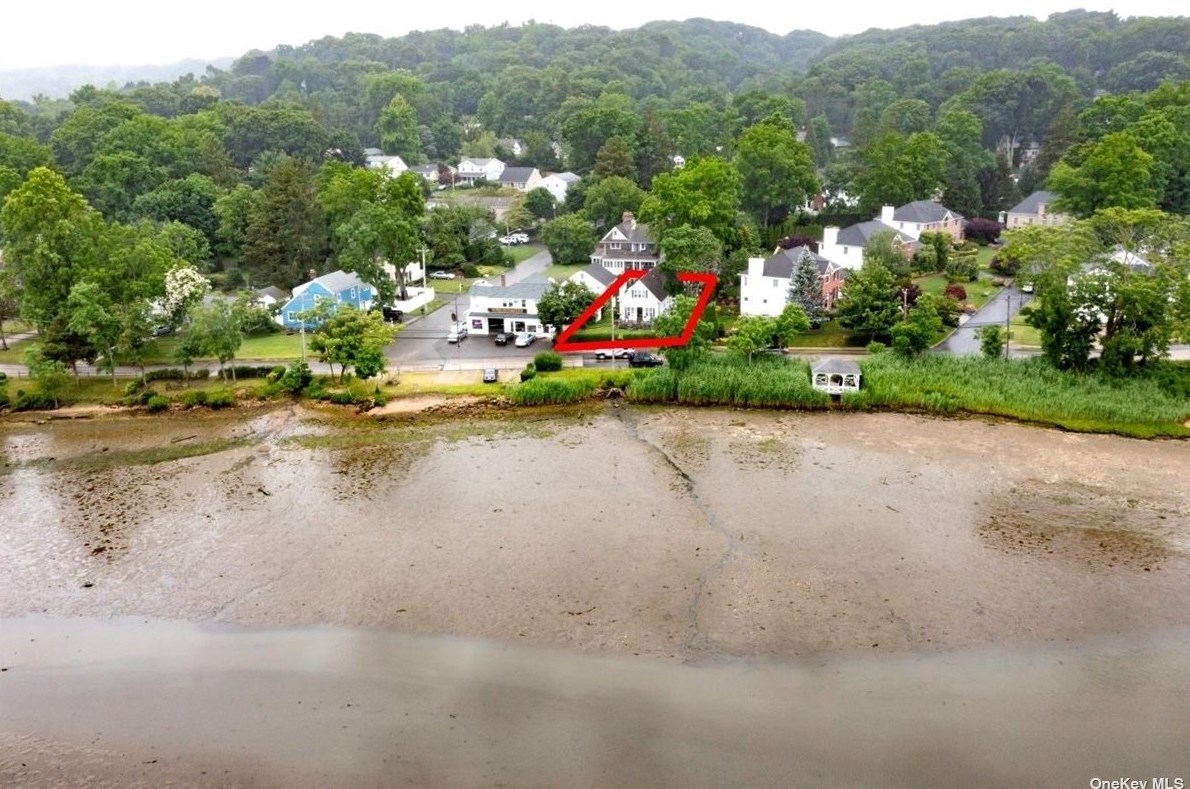53 Centershore Rd, Center Port, NY 11721-1552