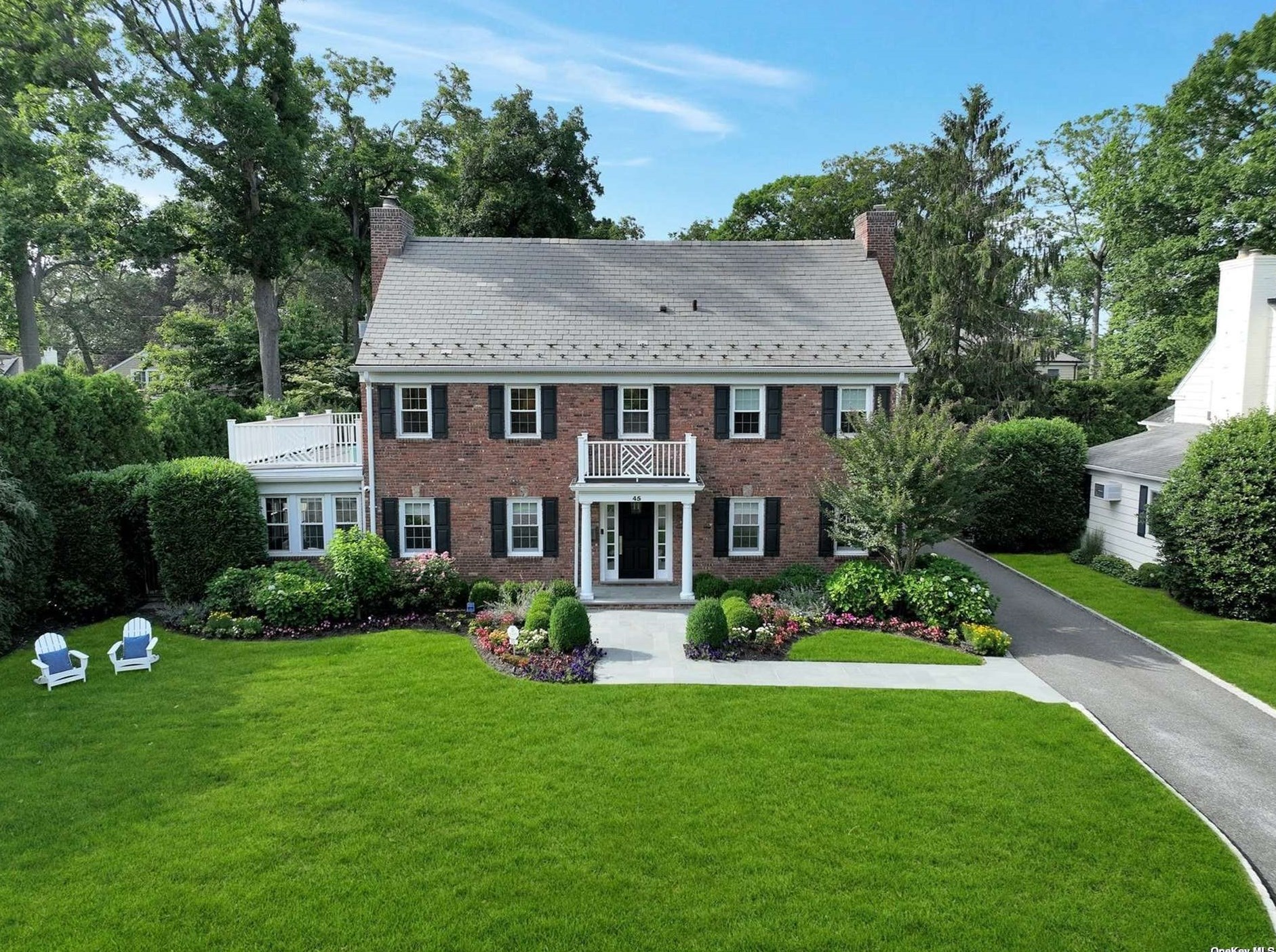 45 Mason Dr, North Hills, NY 11030-2006