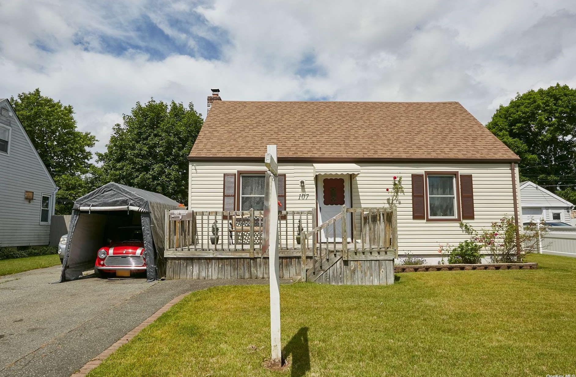 107 Oriole Rd, Plainedge, NY 11756-5021