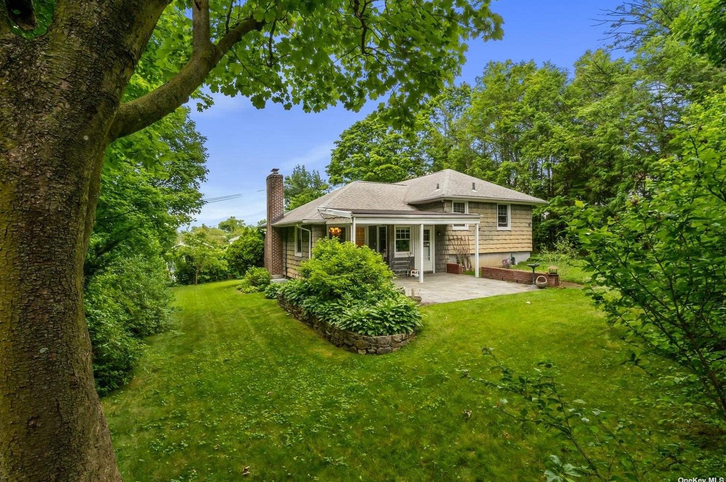 2 Bayview Ave, Port Washington, NY 11050-3514