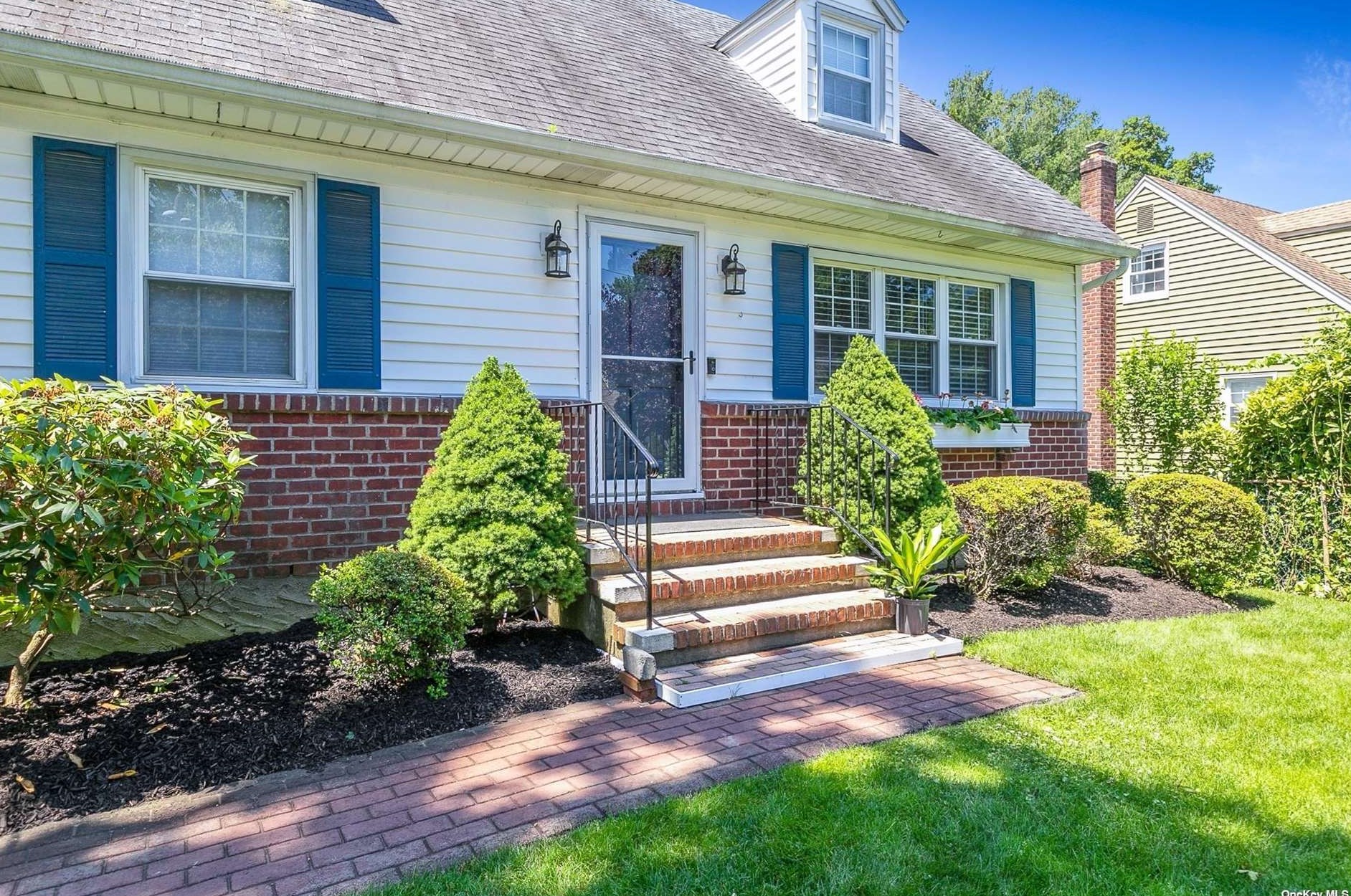 55 Circle Dr, Elwood, NY 11731