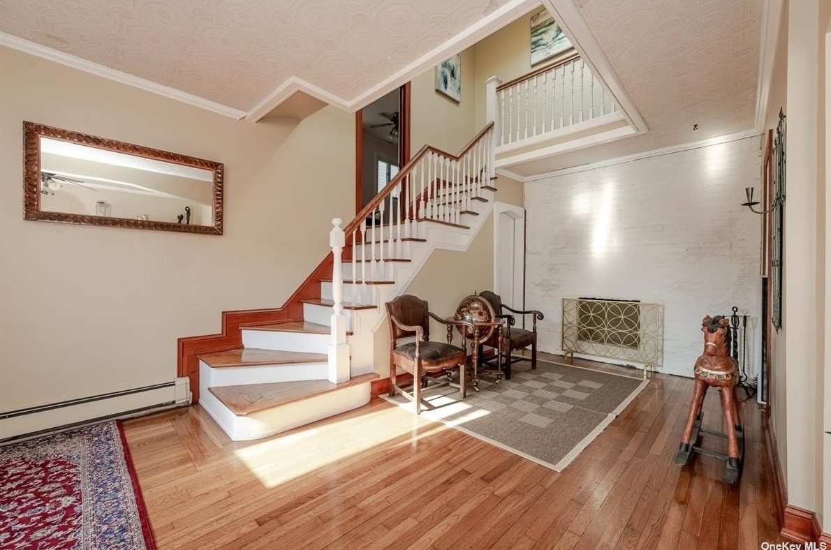 8 Curley St, East Atlantic Beach, NY 11561-2706