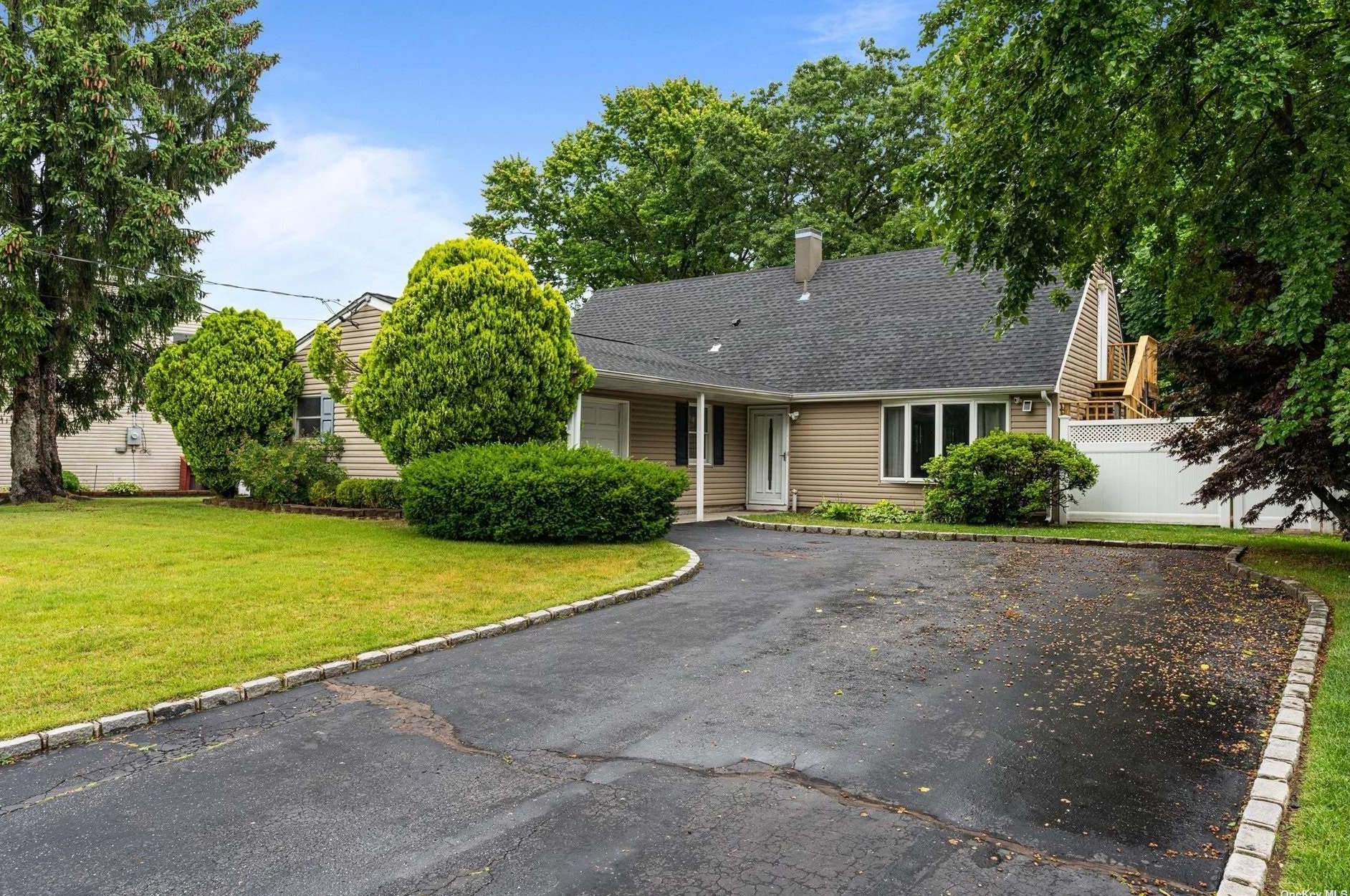 129 Stuyvesant Dr, Prt Jefferson Station, NY 11776-4222