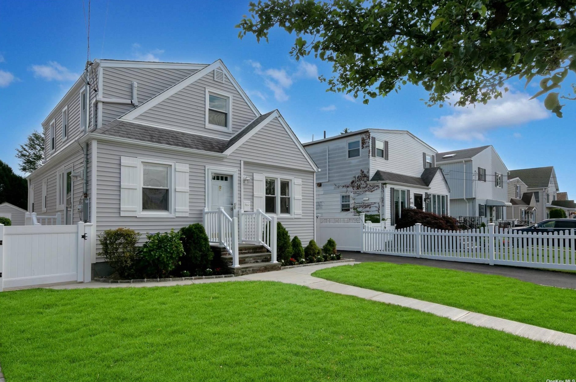 351 Hamilton Ave, Hempstead, NY 11552-1226