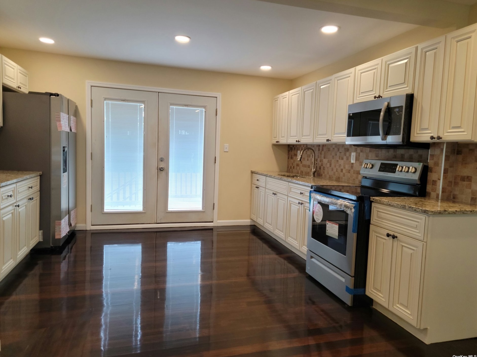 43 Highview Ave, Selden NY  11784-3525 exterior