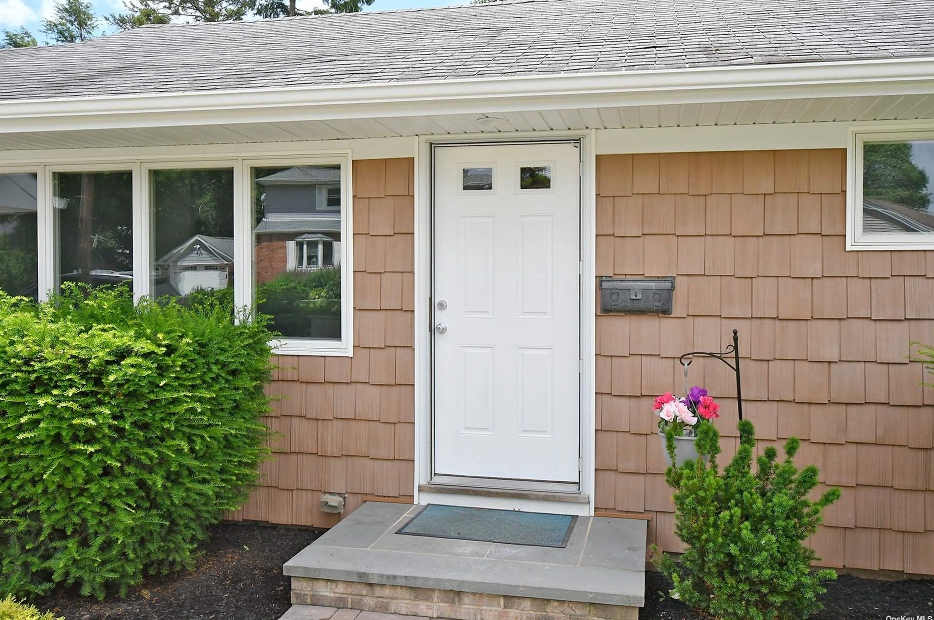 16 Howe St, Huntington Station, NY 11746