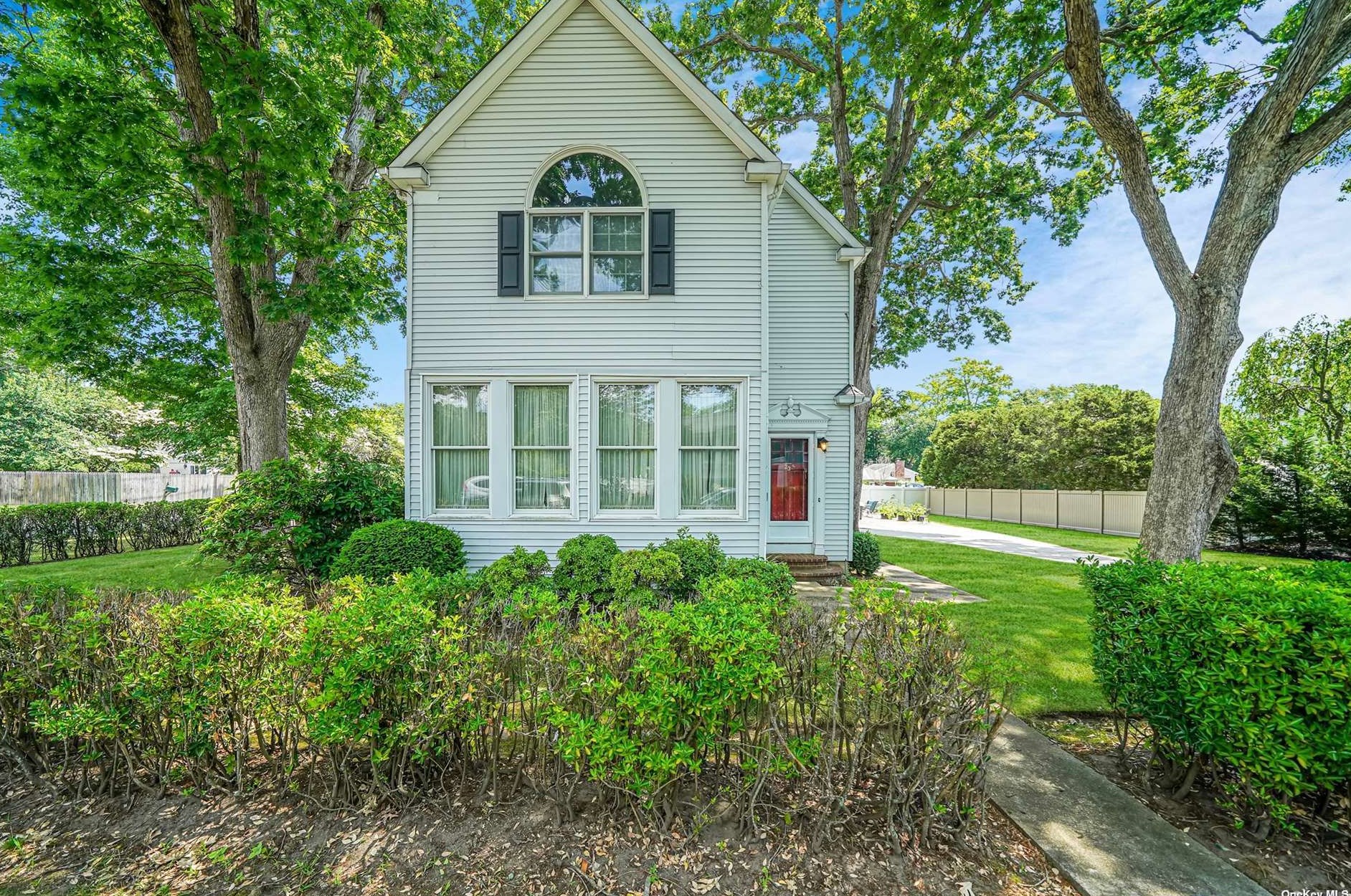 23 Jerome St, Smithtown NY  11787-5738 exterior