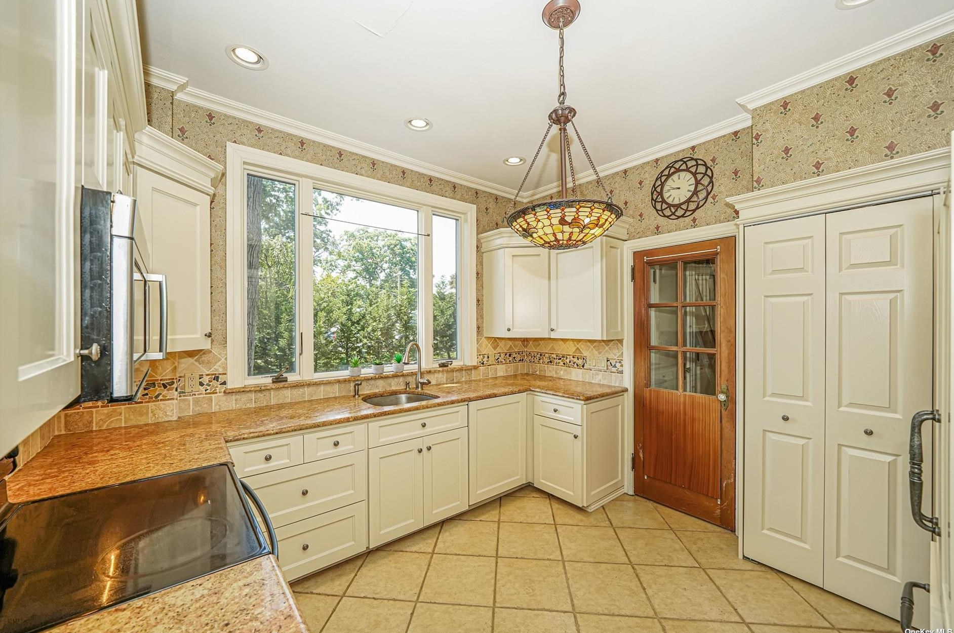 23 Jerome St, Smithtown NY  11787-5738 exterior