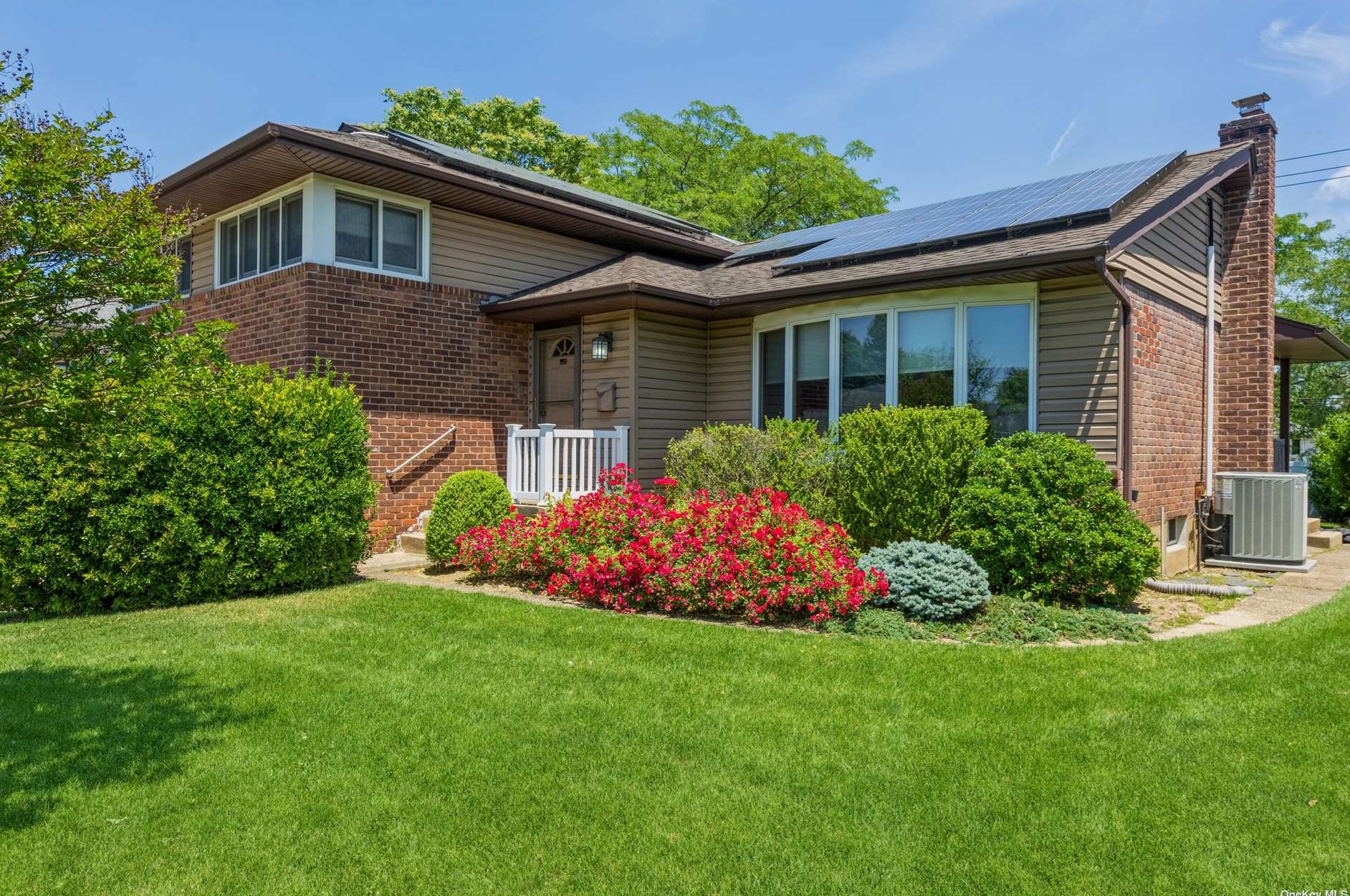479 Lakeville Ln, Hempstead, NY 11554-2201