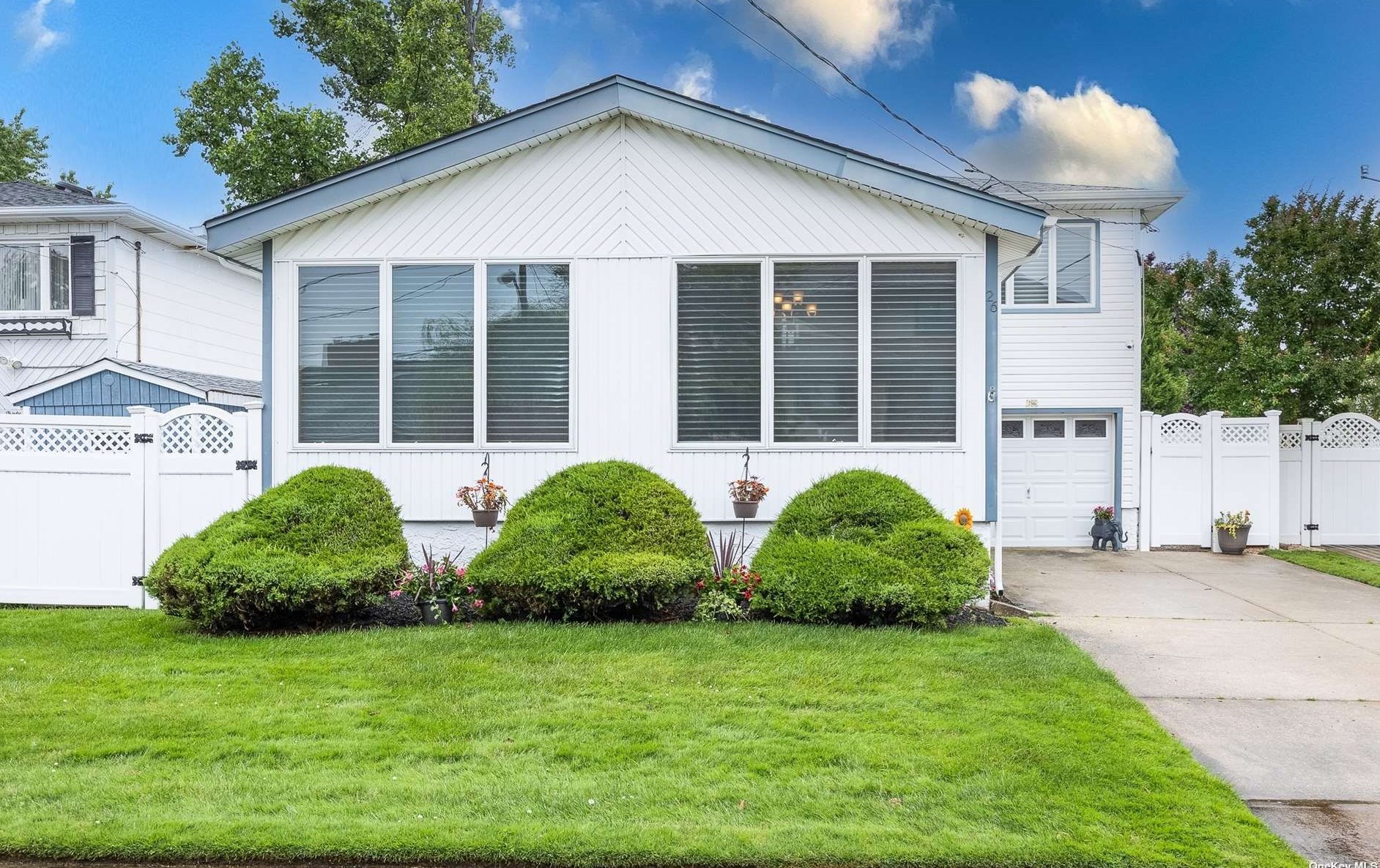 26 Prospect St, Freeport, NY 11520-6045