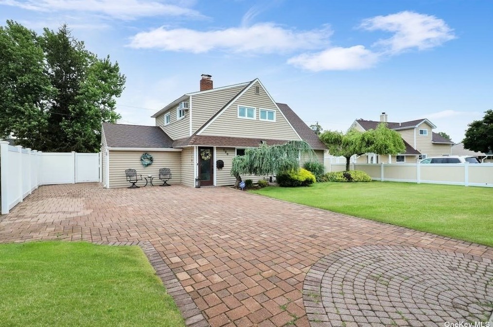 120 Winter Ln, Hicksville, NY 11801