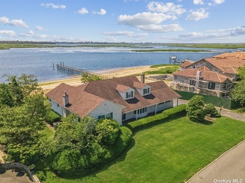 1117 Harbor Rd, Hewlett, NY 11557-2622