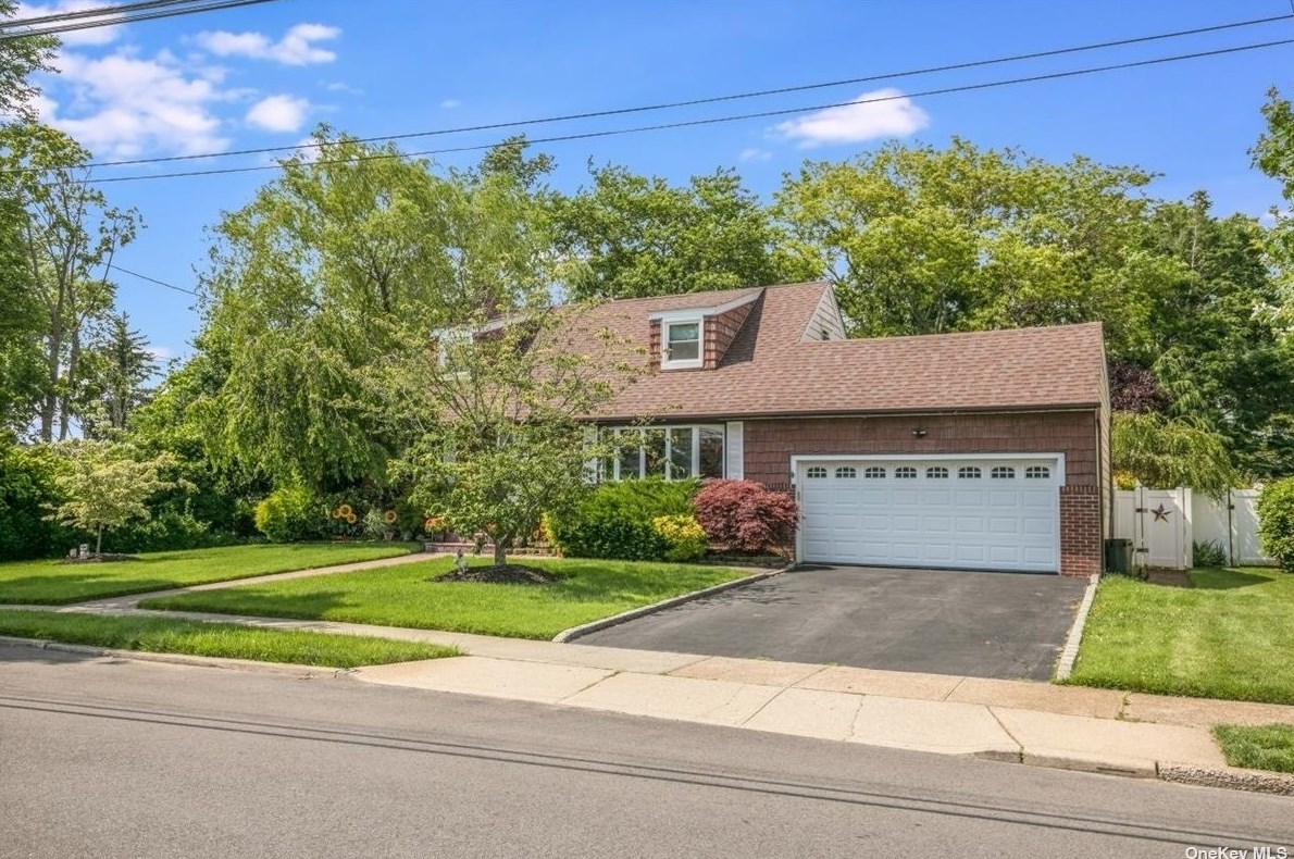 7 Parkview Cir N, Bethpage, NY 11714