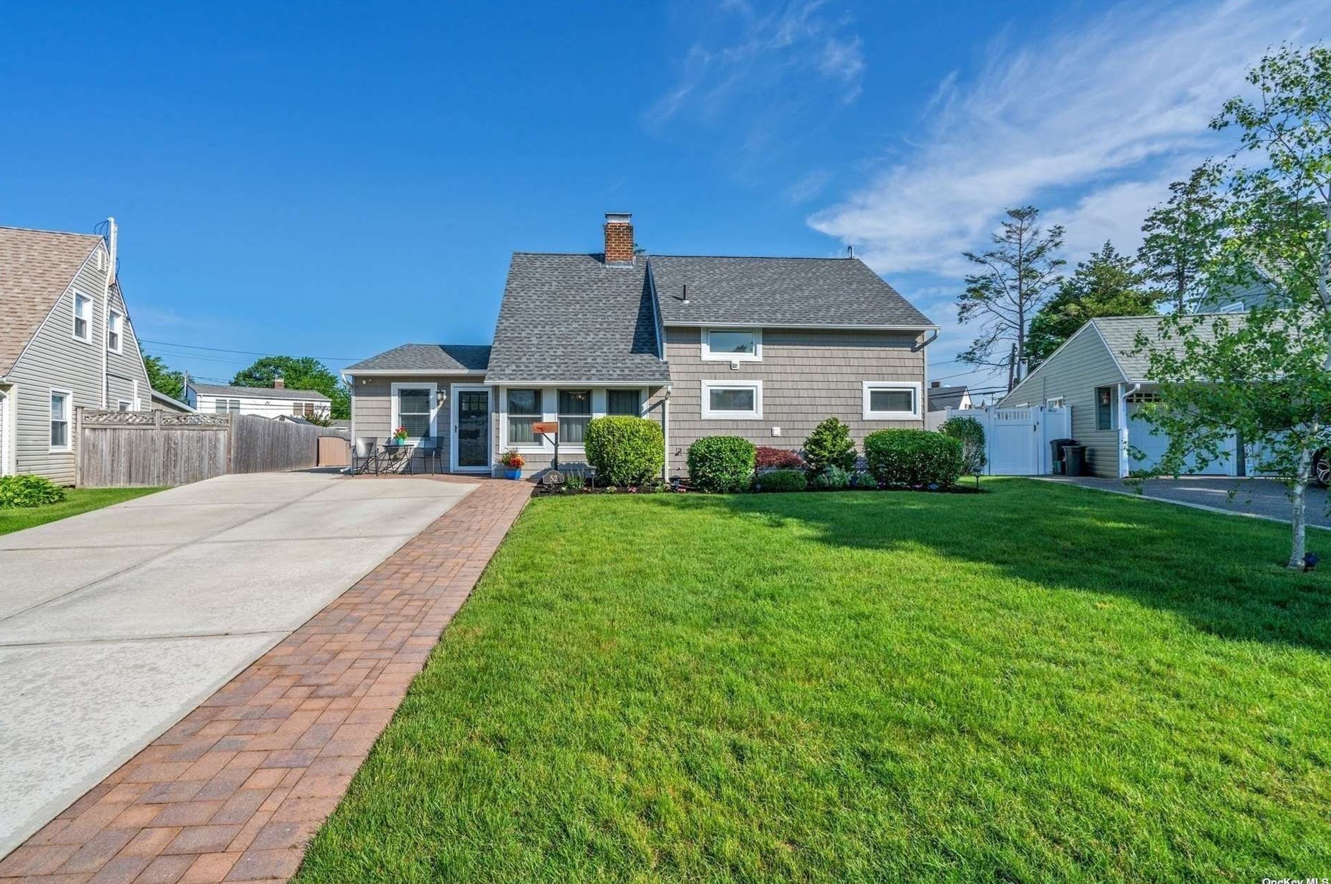 52 Bobolink Ln, Plainedge, NY 11756-2122