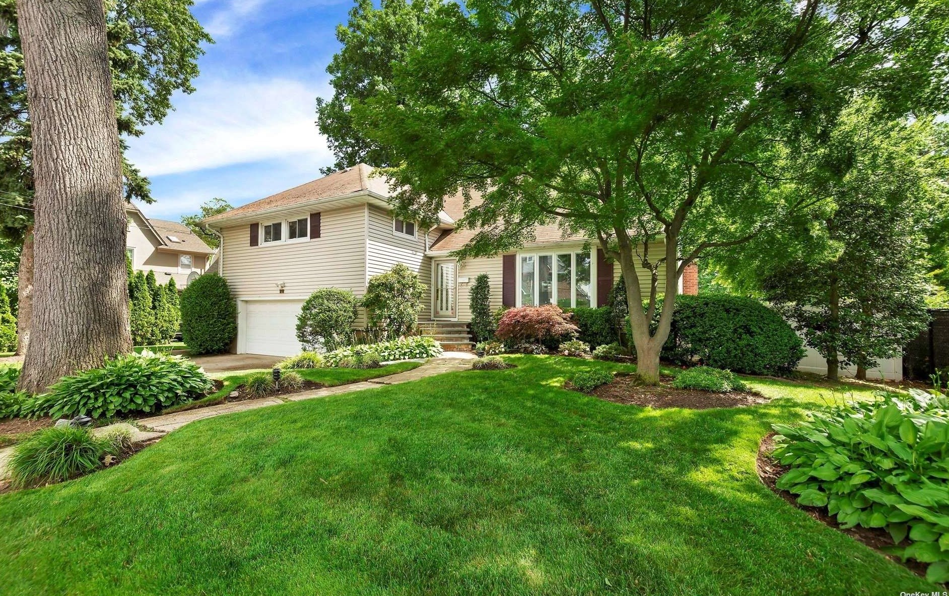 70 Vincent Ave, Lynbrook, NY 11563-3615