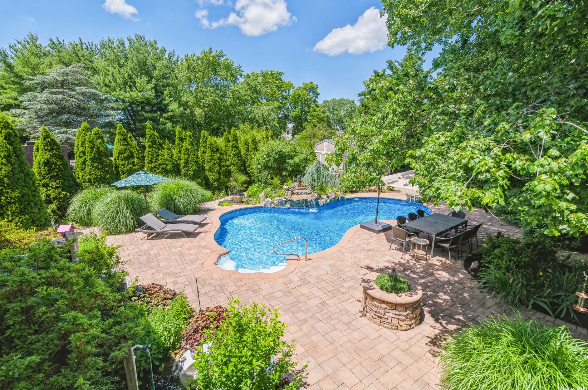 5 Newport Dr, Prt Jefferson Station, NY 11776-3318