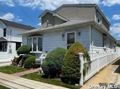 14 3rd Ave, New Hyde Park, NY 11040