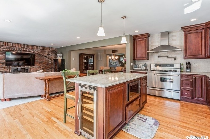 162 Locust St, Garden City, NY 11530-6534