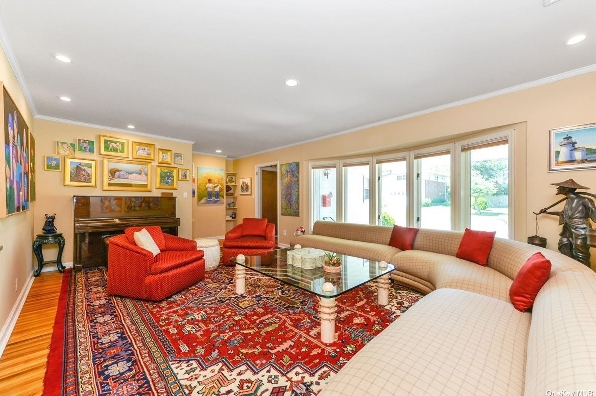 16 Briarwood Dr, Glen Cove, NY 11542-1602