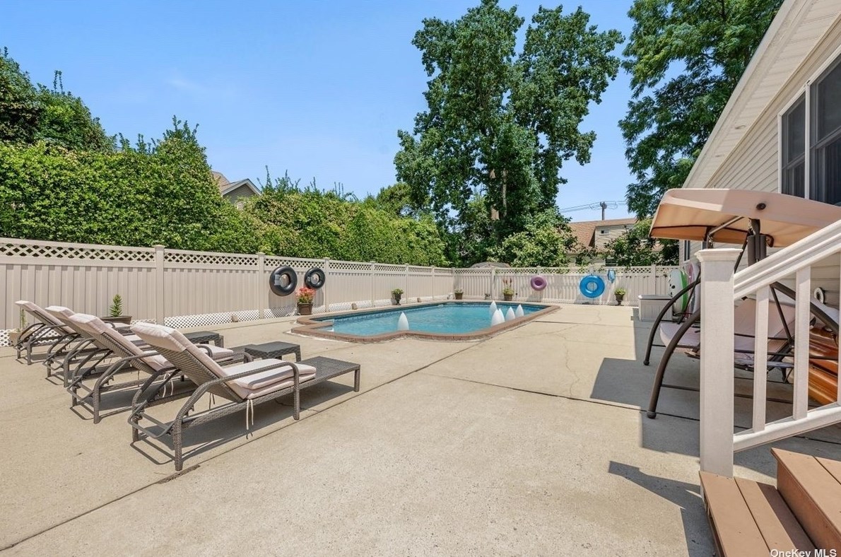 14 Ivanhoe Dr, North Merrick NY 11566-4114 exterior