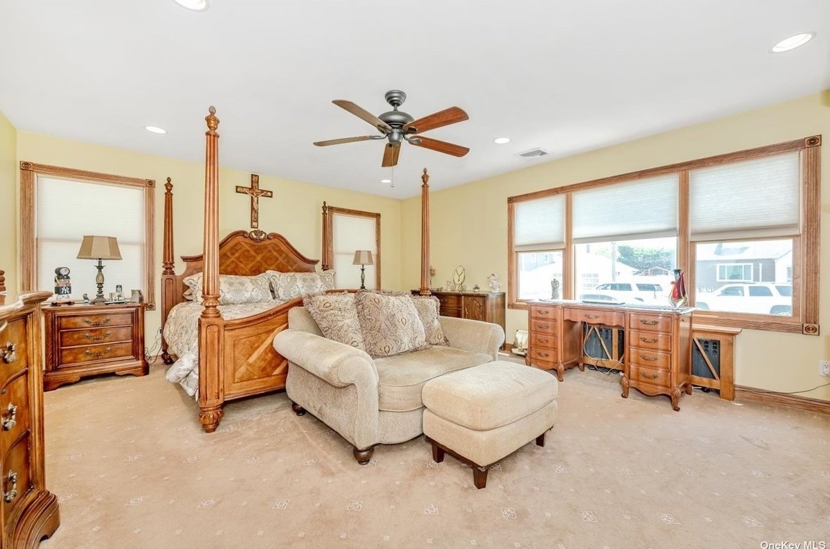 14 Ivanhoe Dr, North Merrick NY 11566-4114 exterior