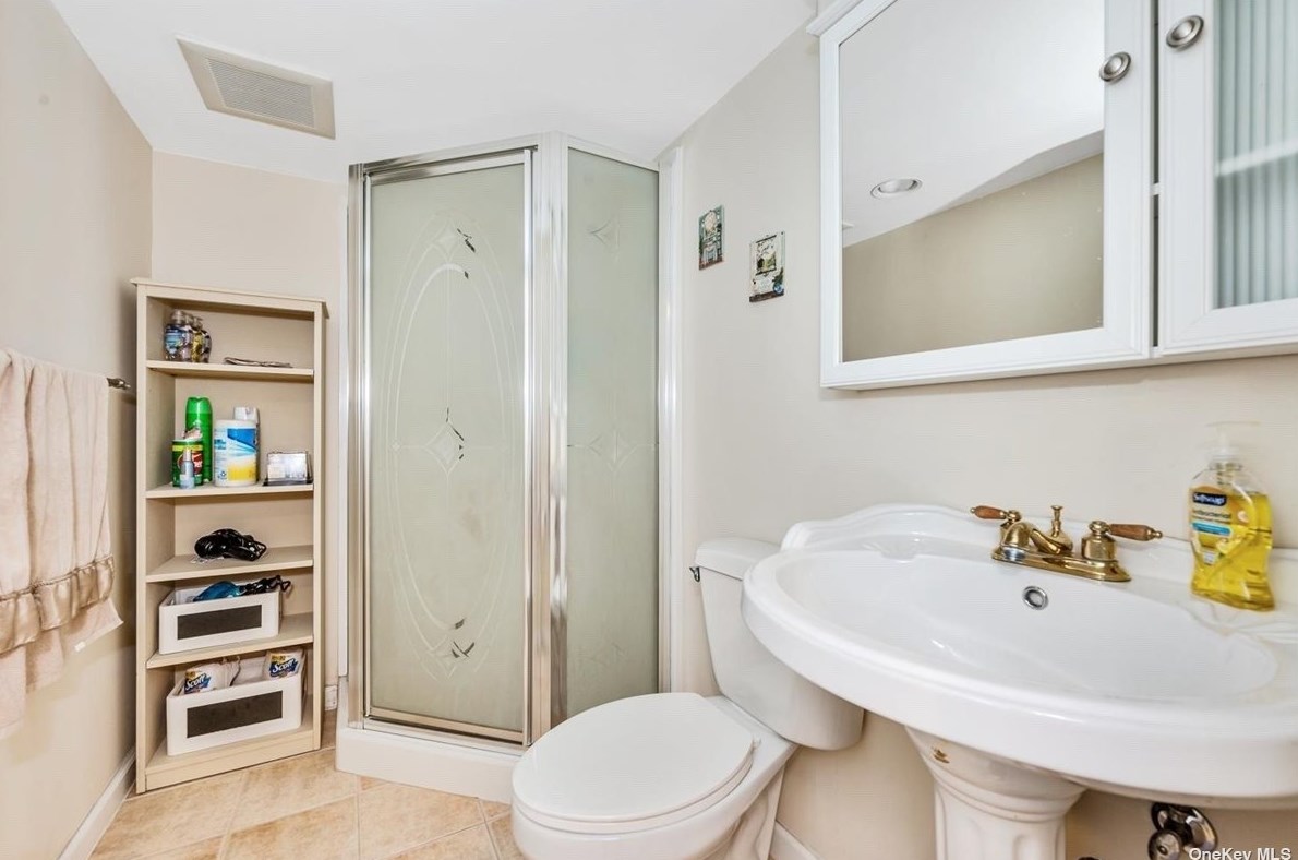 14 Ivanhoe Dr, North Merrick NY 11566-4114 exterior