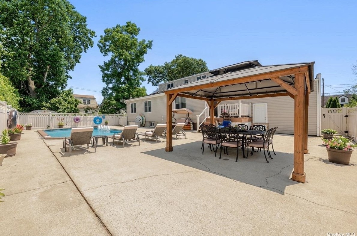 14 Ivanhoe Dr, North Merrick NY 11566-4114 exterior