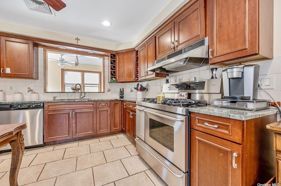 14 Ivanhoe Dr, North Merrick, NY 11566-4115