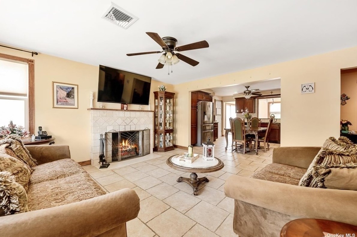 14 Ivanhoe Dr, North Merrick NY 11566-4114 exterior