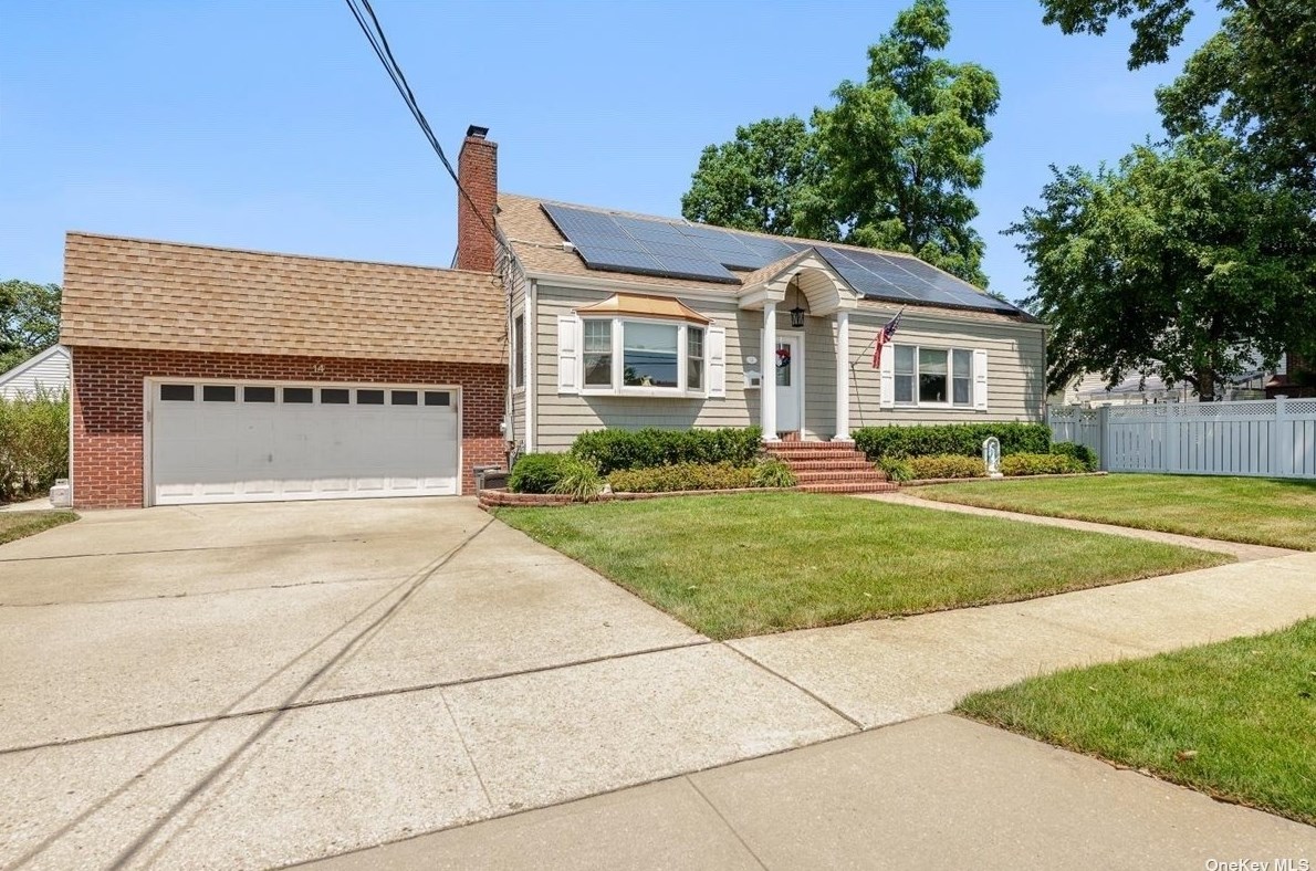 14 Ivanhoe Dr, North Merrick NY 11566-4114 exterior