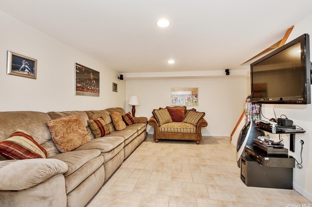 14 Ivanhoe Dr, North Merrick NY 11566-4114 exterior