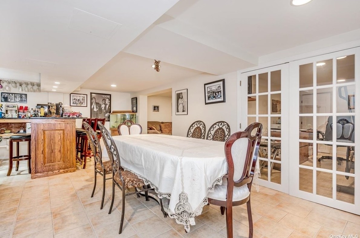 14 Ivanhoe Dr, North Merrick NY 11566-4114 exterior