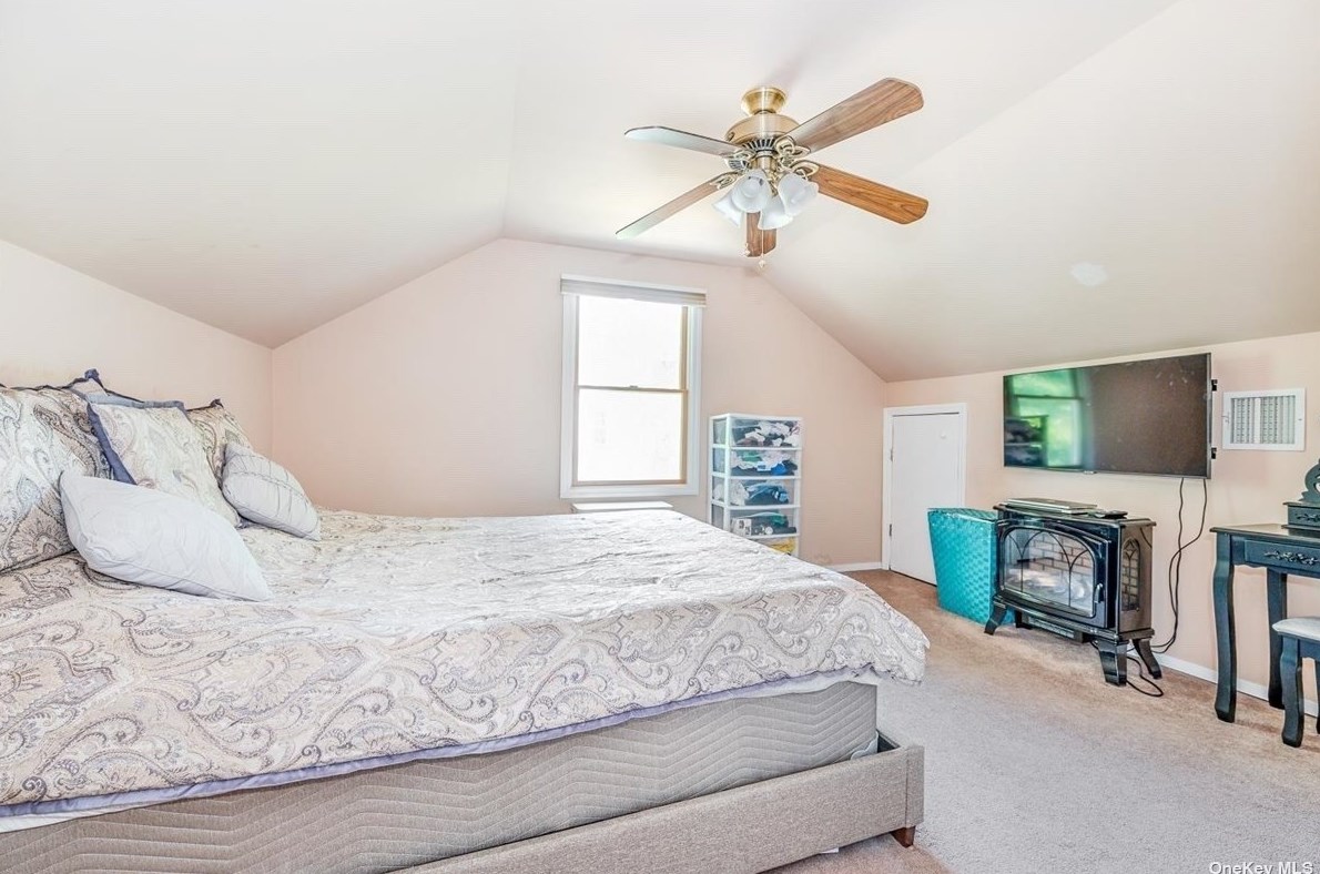 14 Ivanhoe Dr, North Merrick NY 11566-4114 exterior