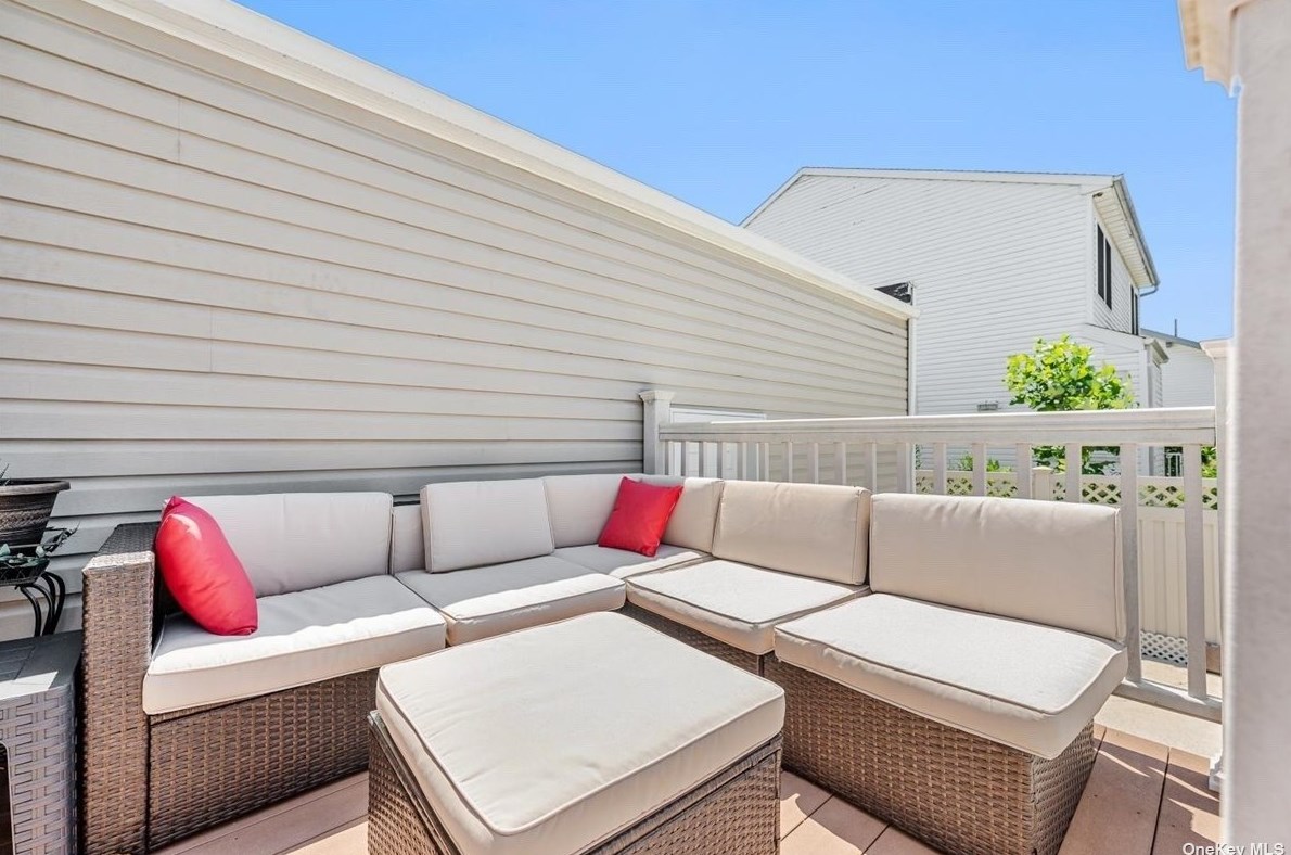 14 Ivanhoe Dr, North Merrick NY 11566-4114 exterior