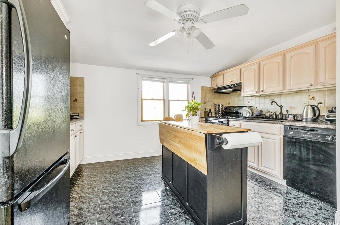 14 Ivanhoe Dr, North Merrick NY 11566-4114 exterior