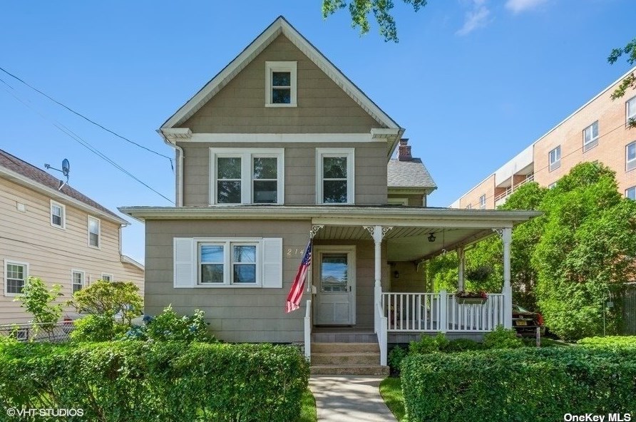 214 Grant Ave, Garden City, NY 11501-2512