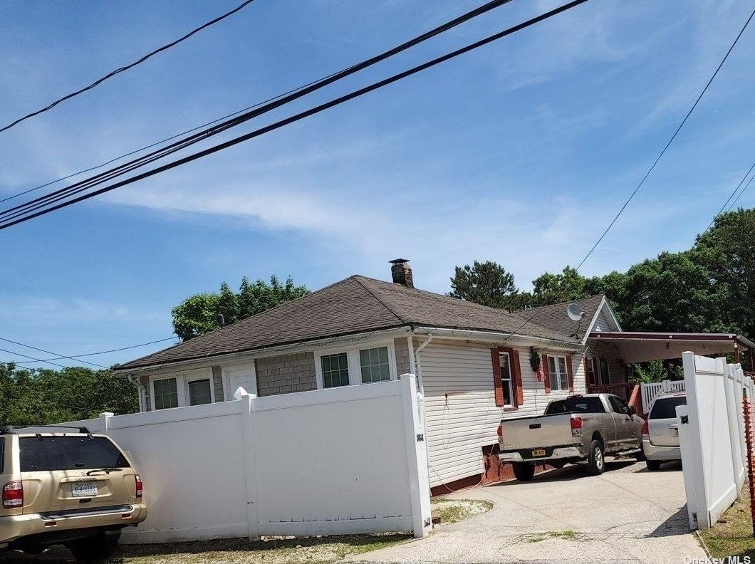 209 Risley Rd, Canaan Lake, NY 11772-1550