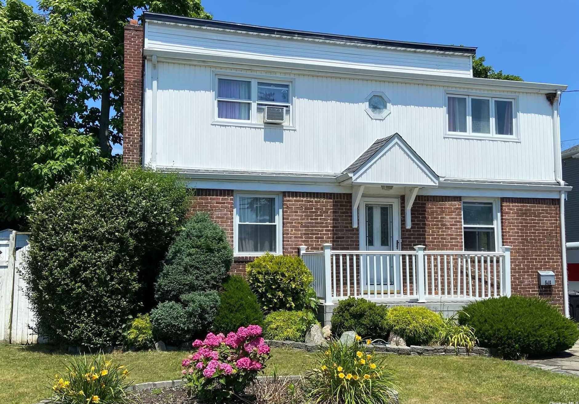 545 Benito St, Hempstead, NY 11554-3801