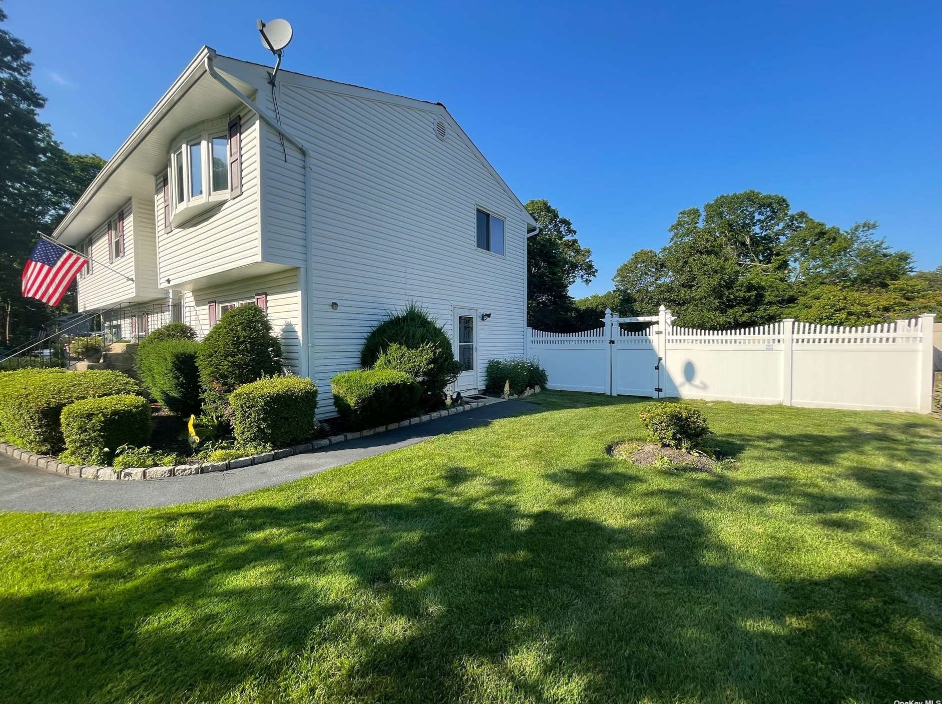 150 Oak Ave, Smith Point, NY 11967-1906