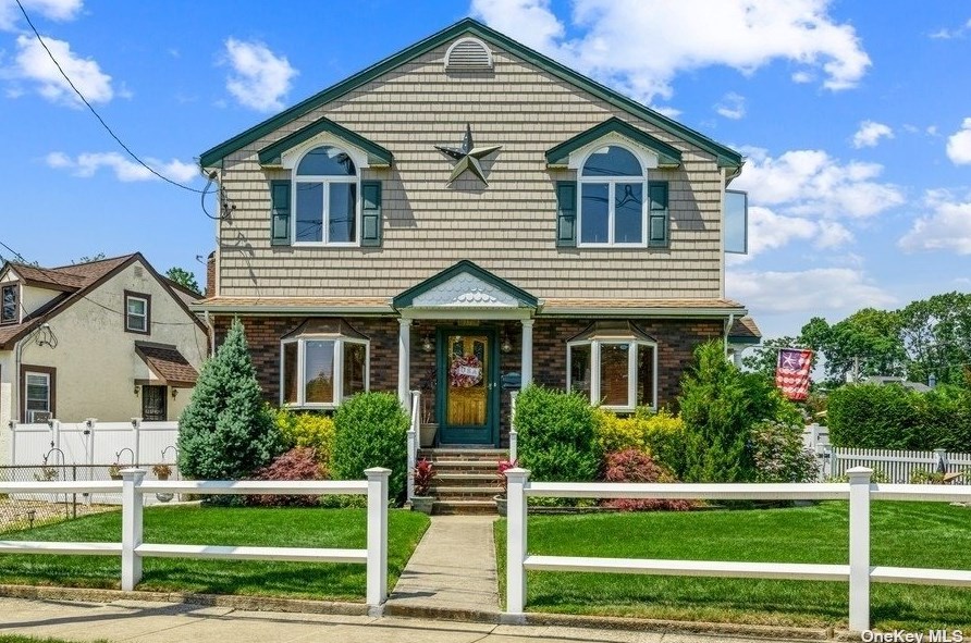 2976 Fortesque Ave, Rockville Centre, NY 11572-3444