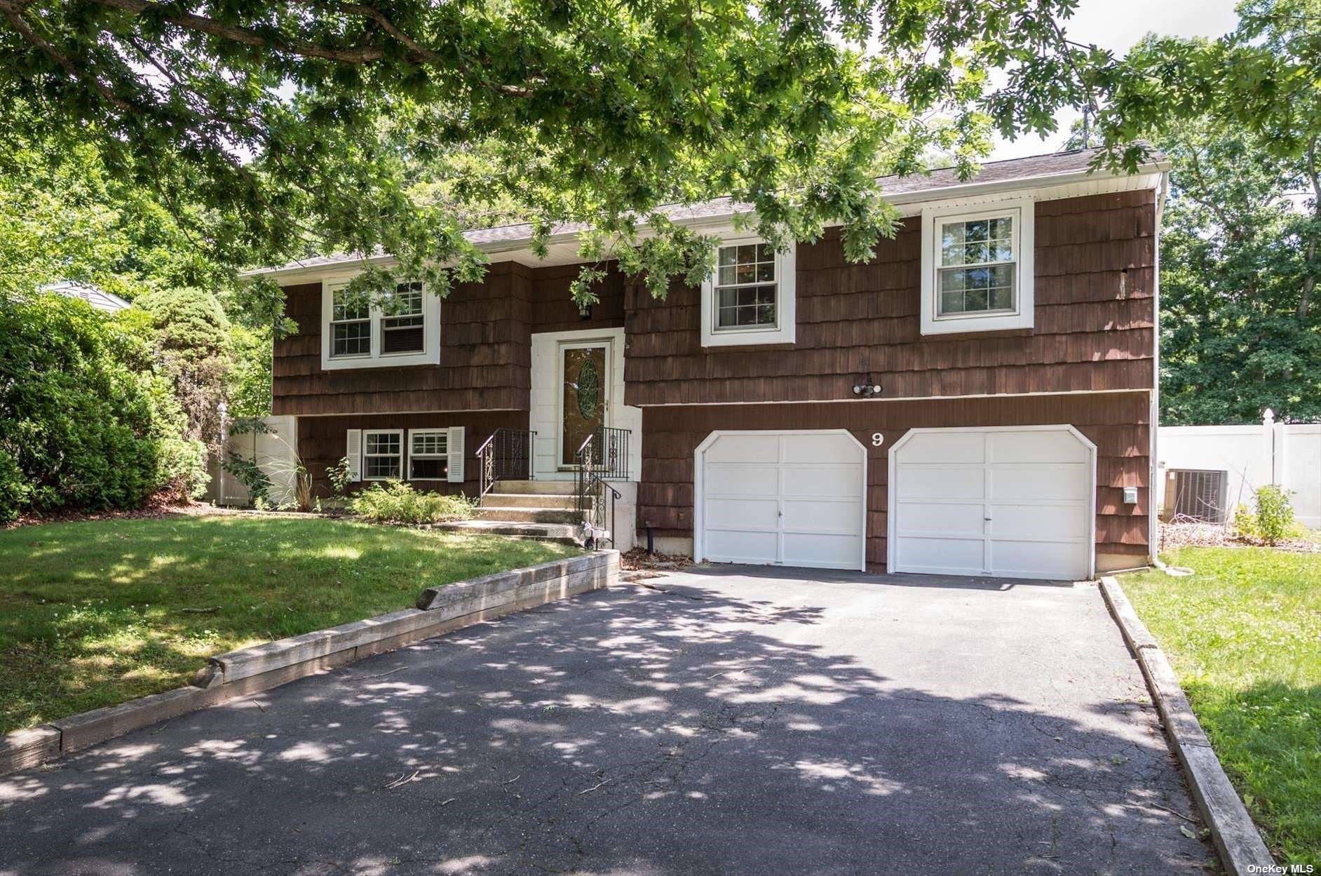 9 Sandy Hollow Ln, Panamoka, NY 11961-2123