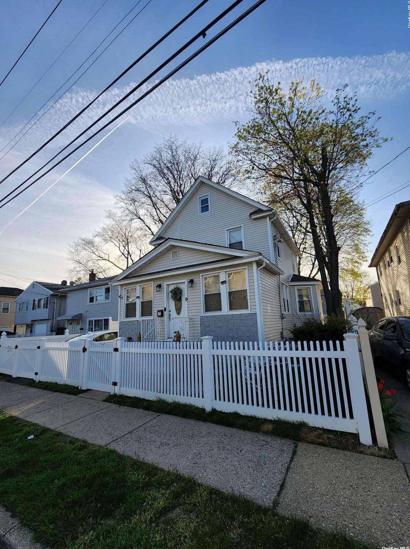 9 Seabury St, Hempstead, NY 11550-6111
